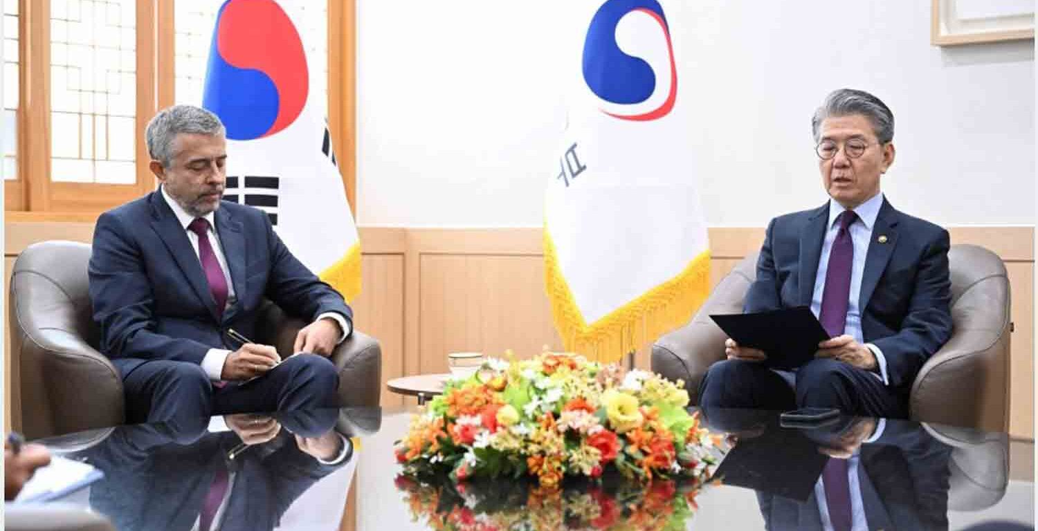 South Korean Foreign Ministry shows South Korean Vice Foreign Minister Kim Hong-kyun (R) speaking to Russian ambassador to South Korea Georgy Zinoviev (L) at the Foreign Ministry in Seoul.