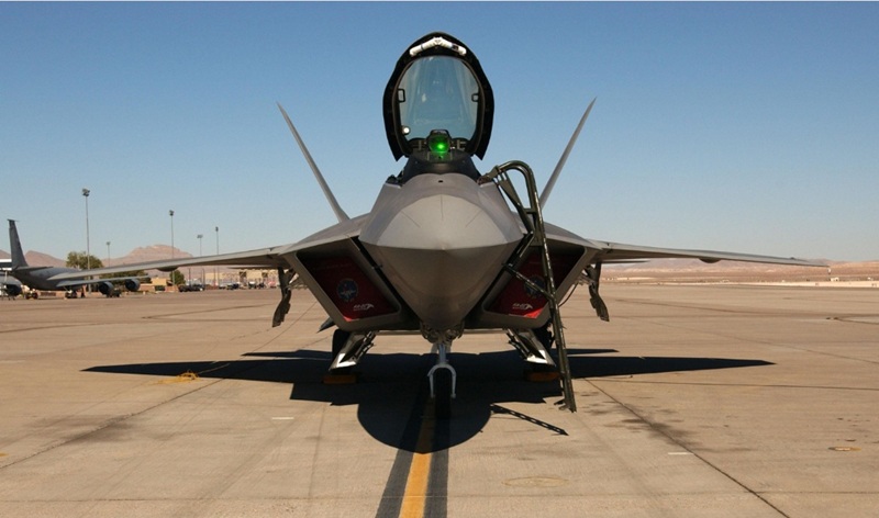 F-22 رپٹرز کی تعیناتی، ایران کے خلاف وینزویلا طرز کے آپریشن کی بازگشت